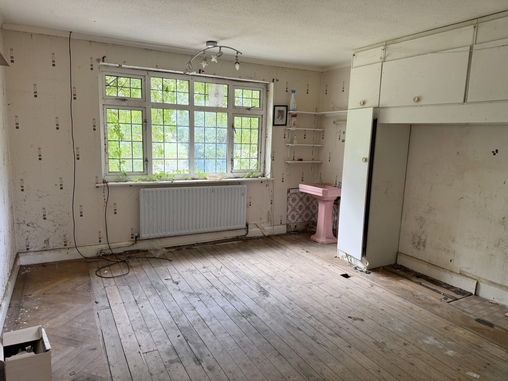 Lot: 68 - MIXED USE SITE WITH PLANNING COMPRISING TEN ACRES ADJACENT GATWICK AIRPORT - Main house bedroom